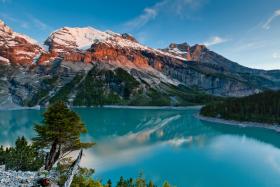 Jezioro Oeschinen w kantonie Berno. Ma kształt podkowy, nieco ponad kilometr kwadratowy powierzchni i 56 metrów głębokości. Wznosi się na poziomie 1,5 tys. metrów nad poziomem morza. Skromne wymiary, więc czym się tu zachwycać? Jego niepozornością właśnie. Jezioro wpisano, rzecz jasna, na listę UNESCO. W turkusowym lustrze wody odbijają się szczyty Alp i chmury, widoki są niezwykle malownicze. Jezioro można (trzeba!) przepłynąć przeznaczonymi do tego celu gondolami.