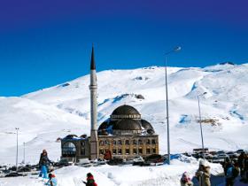 Choć Turcja kojarzy się głównie z letnimi wyjazdami, można tam pojechać też na narty. Szczególnie teraz, kiedy oferuje liberalne reguły covidowe.