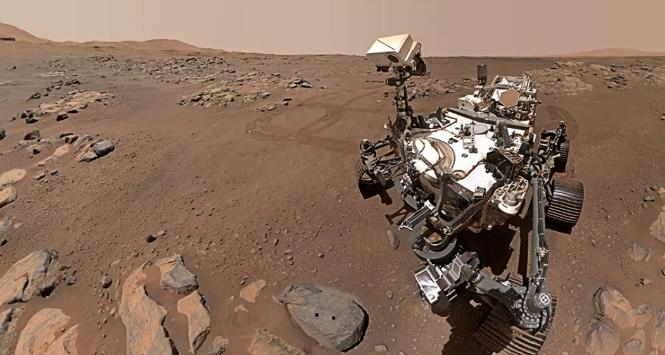 Łazik Perseverance na powierzchni Marsa