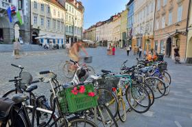 13. Lublana, Słowenia. Miasto zaczęło budowę infrastruktury rowerowej już w latach 60. ubiegłego stulecia. Działa tu dobrze rozwinięta sieć miejskich rowerów oraz ponad 200 km ścieżek i oddzielnych dróg rowerowych.
