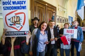 Gdańsk. Nowy Ratusz. XXIII Sesja Rady Miasta Gdańska. Radna Kołakowska z flagą Polski.