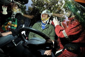 Po udzieleniu pierwszej pomocy zadaniem ratowników jest także zabezpieczenie poszkodowanych w oczekiwaniu na przyjazd karetki pogotowia.