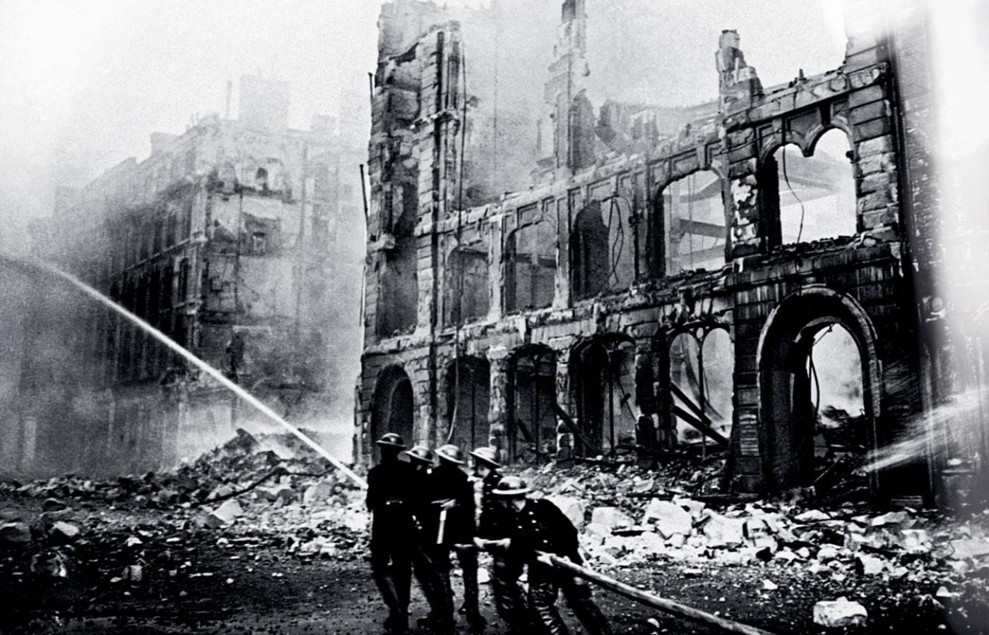 Gaszenie pożaru w zbombardowanym Londynie, 1940 r.