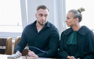 Łukasz Żak ze swoją obrończynią Izabelą Ławińską podczas lipcowego procesu w Warszawie.