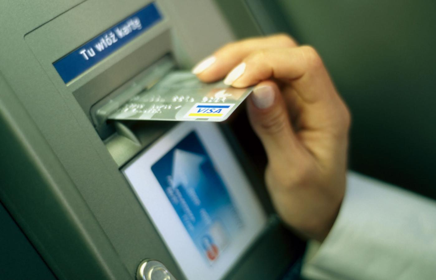 Organizatorzy systemów płatności telefonem próbują ominąć organizacje kartowe Visa i MasterCard.