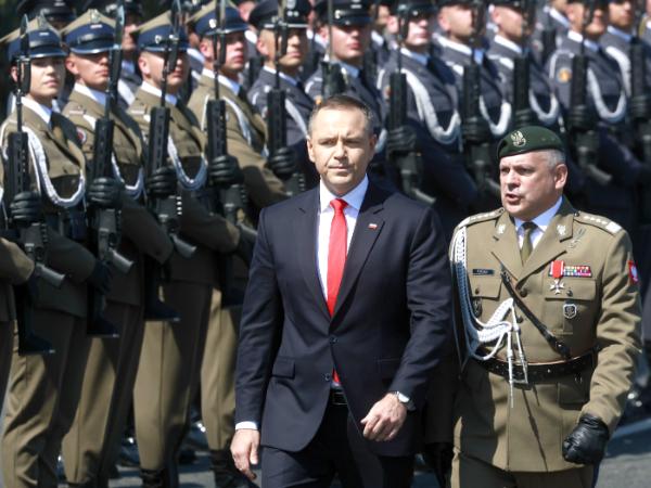 Prezydent Karol Nawrocki i szef sztabu generalnego Wojska Polskiego gen. Wiesław Kukuła. Defilada na Wisłostradzie, 15 sierpnia 2025 r.