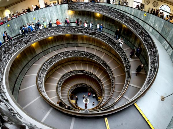 Spiralne schody w Muzeach Watykańskich