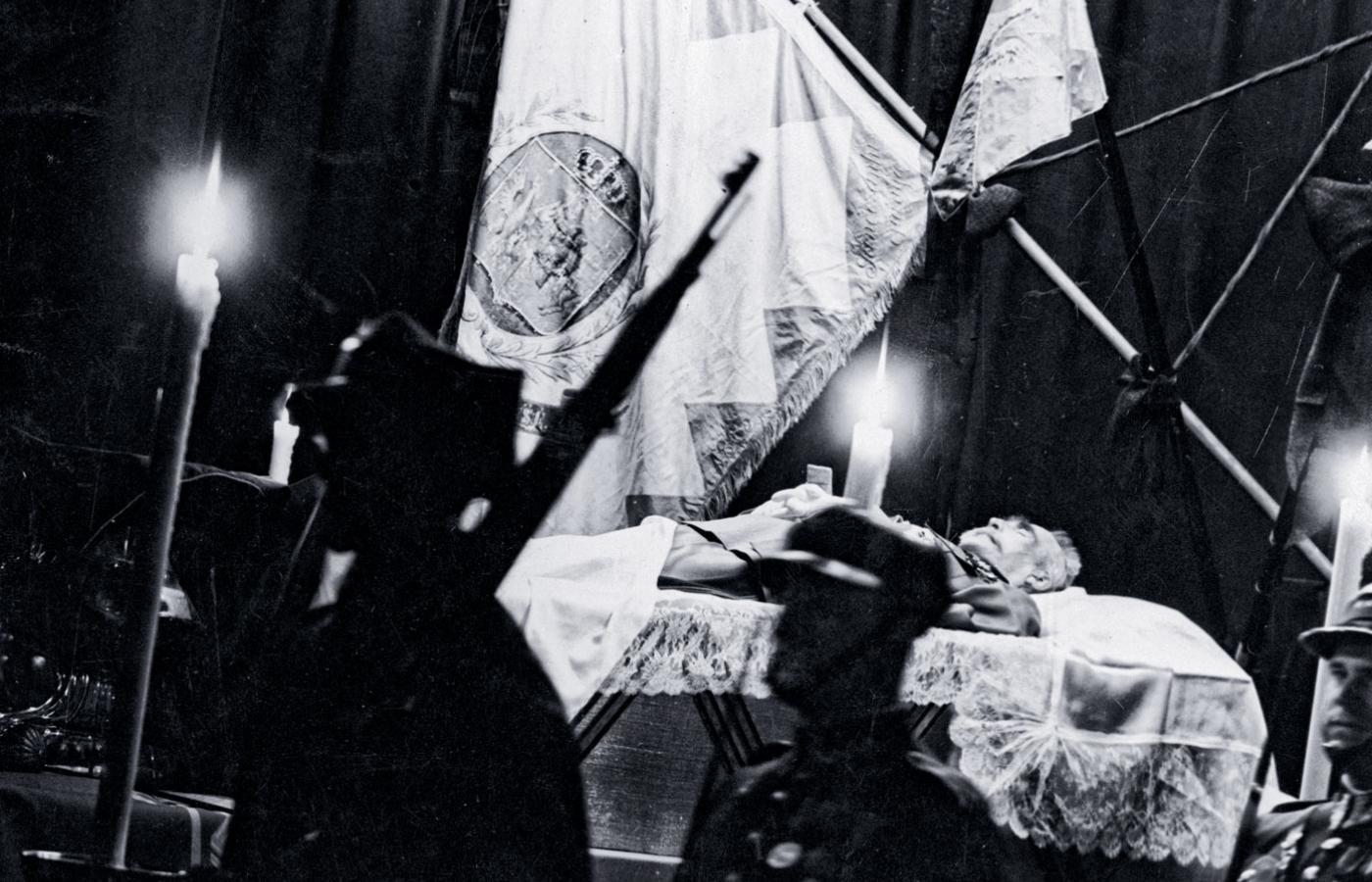 Warta honorowa przy zwłokach Józefa Piłsudskiego w Belwederze, maj 1935 r.