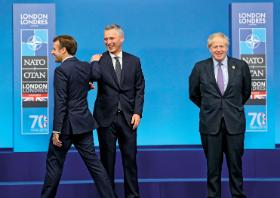 Prezydent Francji Emmanuel Macron, sekretarz generalny NATO Jens Stoltenberg i premier Wielkiej Brytanii Boris Johnson podczas spotkania w Londynie. Więcej rozmawiali w kuluarach niż oficjalnie.