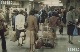 Upragnione wakacje. Ciężko się zdecydować co ze sobą zabrać, turyści na Dworcu Centralnym w Warszawie, lata 70.