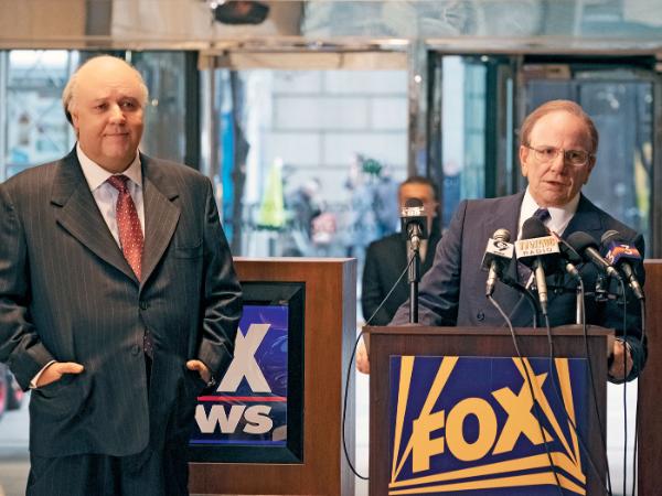 Od lewej: Russell Crowe jako Roger Ailes i Simon McBurney grający Ruperta Murdocha.