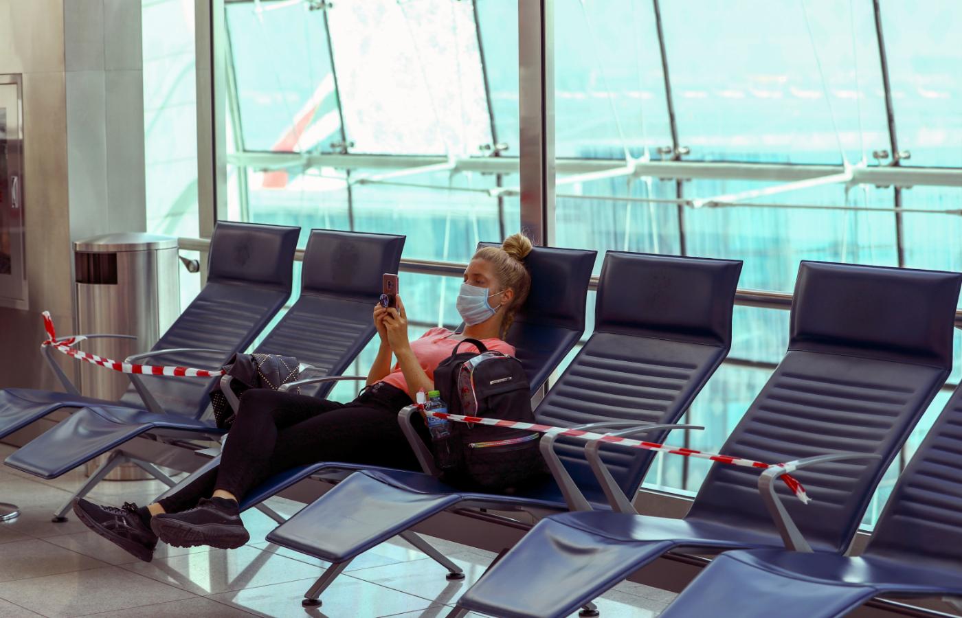 Pasażerka Emirates Airline oczekuje na boarding.