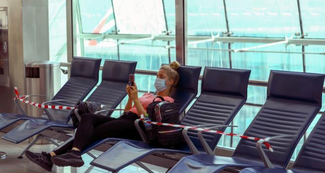 Pasażerka Emirates Airline oczekuje na boarding.