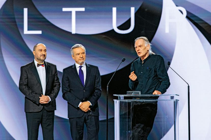 Prezes ZAiKS-u Miłosz Bembinow i redaktor naczelny Jerzy Baczyński ze zdobywcą tytułu Kreatora Kultury Tomaszem Lipińskim