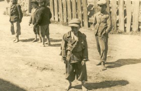 „Średniozamożny gospodarz chodzi dziś obdarty, w tej samej zawsze, dokładnie obdartej parze butów, w jednej, wieczorami pranej koszuli.”