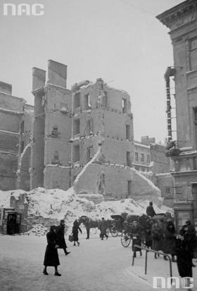 Rok 1939 przyniósł nie tylko wojnę, ale także ostrą zimę, trwającą 3,5 miesiąca. W styczniu padł rekord: -41 stopni. Wiele domów jest w ruinie, uszkodzonych, nie wszystkie okna naprawiono. Warszawski ruch uliczny, grudzień 1939 r.
