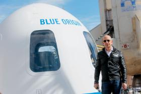 Jeff Bezos, założyciel Amazona, co roku przelewa ponad miliard dolarów na rozwój swojej firmy Blue Origin, produkującej rakiety kosmiczne.
