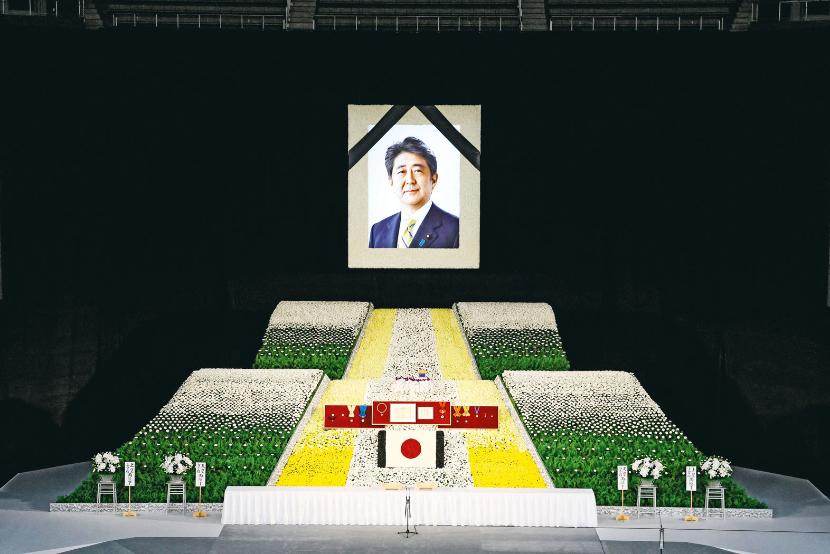 Ekspremier Shinzo Abe, zastrzelony 8 lipca ub.r., nie był członkiem religijnego ruchu, ale publicznie wyrażał się o nim z uznaniem. Czy poza uroczystym państwowym pogrzebem dostał coś w zamian?