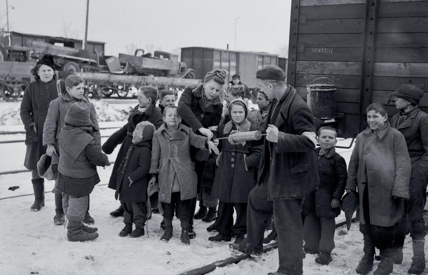 Odwszawianie przesiedleńców środkiem DDT z zasobów UNRRA w Katowicach, luty 1946 r.