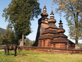 Kwiatoń: łemkowska cerkiew p.w. św. Paraskewi, uważana za klasyczną (całość budowli wpisana w trójkąt)