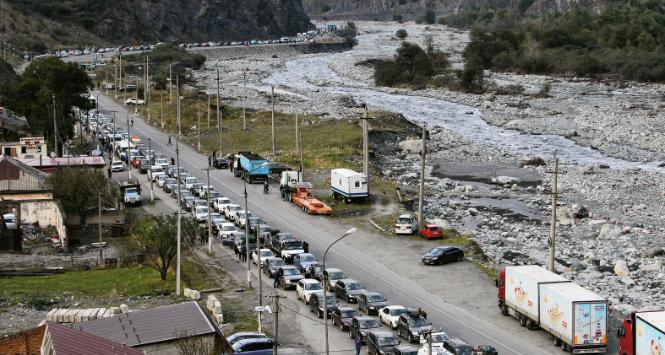 Wielokilometrowa kolejka samochodów na rosyjsko-gruzińskim przejściu granicznym Werchnij Lars-Kazbegi.