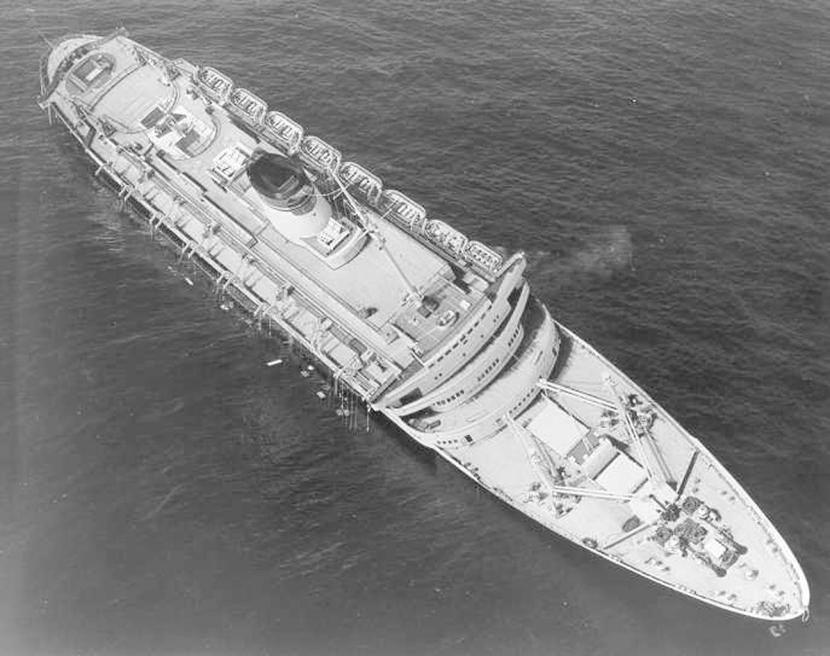 Tonący SS Andrea Doria, najbardziej luksusowy i nowoczesny transatlantyk swojej epoki.