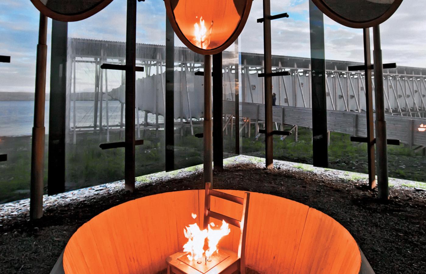 Płonące krzesło w kwadratowym budynku z czarnego szkła symbolizuje wszystkie stosy, jakie zapłonęły w tych okolicach Norwegii.