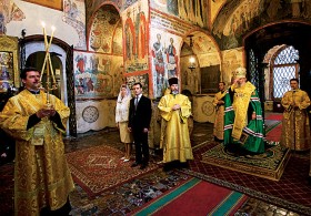 Dmitrij Miedwiediew z żoną Swietłaną podczas nabożeństwa z okazji objęcia urzędu prezydenta, maj 2008 r.