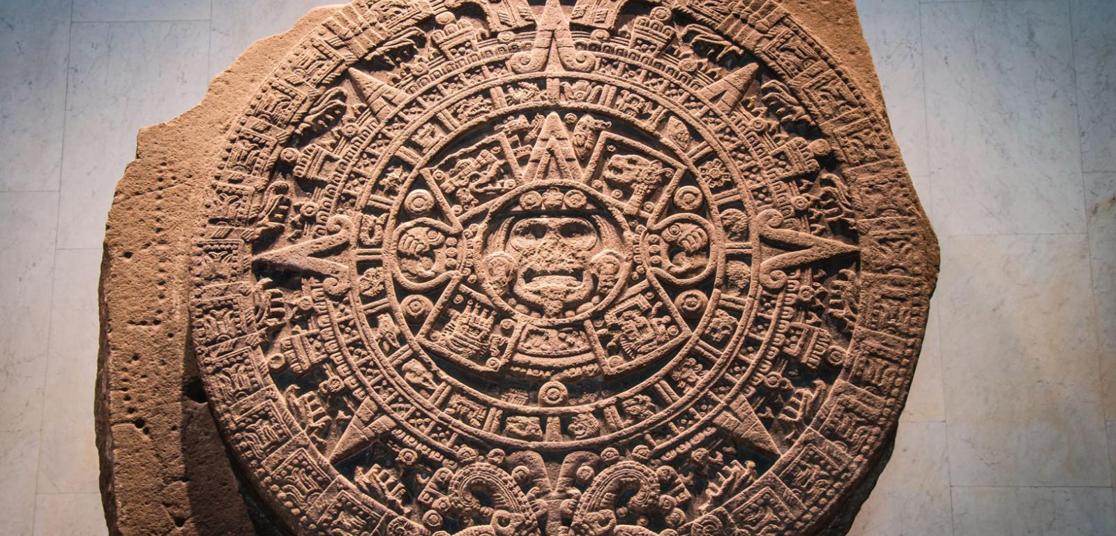 Kamień Słońca, pełniący funkcję kalendarza u Majów. Majowie nie mieli pojęcia, kiedy zaczął się świat, ale byli przekonani, że wiedzą, kiedy się skończy.