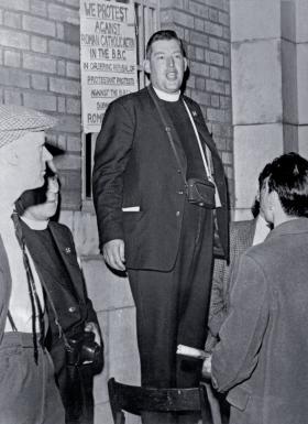 Ian Paisley podczas wiecu, 1966 r.