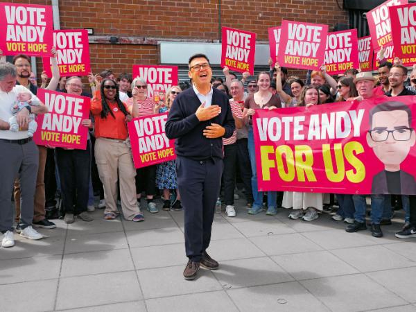 Na lewicy Burnham wciąż jednak uchodzi za cudotwórcę. W Manchesterze był szalenie popularny, w lokalnych wyborach potrafił zdobywać dwie trzecie głosów.