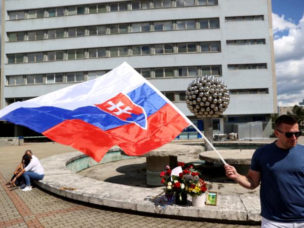 Zwolennik Roberta Ficy pod szpitalem, w którym przebywa premier po zamachu w Handlovej.