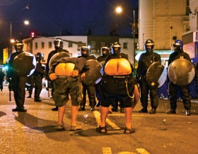 Peckham, południowa dzielnica Londynu. Rządzi motłoch.