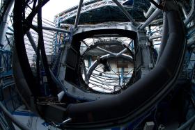 Serce VLT, czyli 8-metrowe zwierciadło. Do Chile przypłynęło z Europy. Ale to tylko szkło - bez niezwykle wyrafinowanych instrumentów pomiarowych byłoby bezużyteczne.