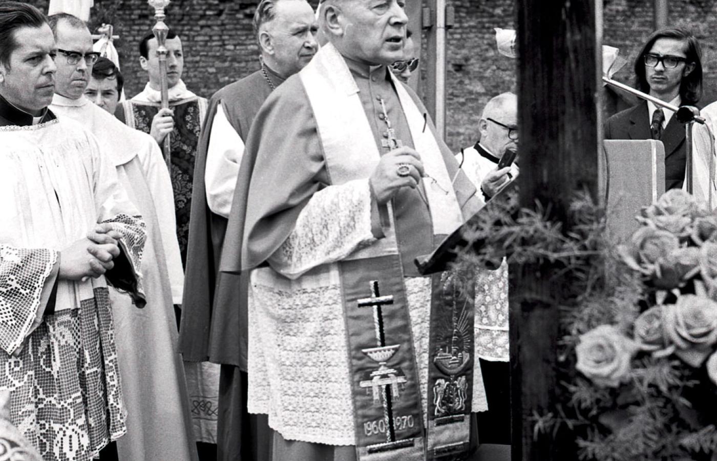 Kardynał Wyszyński i (pierwszy z lewej) ks. Józef Glemp podczas mszy na Skałce w Krakowie, maj 1975 r.