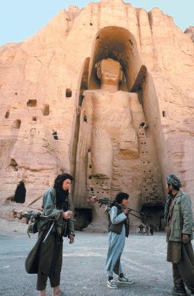 Posągi w Bamian, wysokości 38 i 53 m, pochodzą sprzed 1,5 tys. lat i są najsłynniejszym w świecie zabytkiem kultury w Afganistanie.
