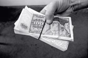 Zajęcie cinkciarza gwarantowało wysokie dochody - zawodowy waluciarz zarabiał 10 razy więcej niż przeciętny pracownik w PRL.