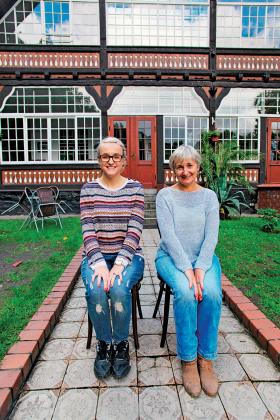 Elżbieta Szumska z córką Małgorzatą przed pensjonatem Złoty Jar