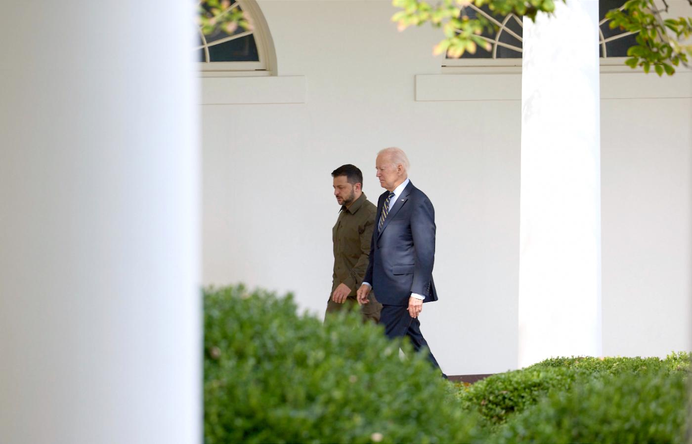 Prezydent Ukrainy Wołodymyr Zełenski i prezydent USA Joe Biden w drodze do gabinetu owalnego w Białym Domu. 21 września 2023 r.