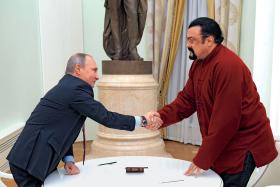 W 2016 r. Steven Seagal wystąpił o rosyjskie obywatelstwo i otrzymał je z rąk samego prezydenta Putina.