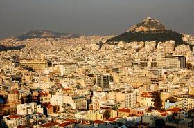 Na skutek załamania na rynku instytucji finansowych i po upadku banku Lehman Brothers banki zaczęły wycofywać pieniądze z Grecji. Greckie banki zażądały z kolei zwrotów części pożyczek, które jeszcze kilka lat temu hojnie rozdawały. Gospodarka zaczęła się krztusić, bezrobocie – gwałtownie rosnąć. Katastrofa stawała się coraz bardziej nieuchronna, kiedy greckie ratingi zaczęły spadać, fundusze inwestycyjne wyzbywać się akcji i obligacji. W grudniu 2009 r. Agencja Fitch obniżyła rating kredytowy Grecji do najniższego od dekady poziomu BBB+.