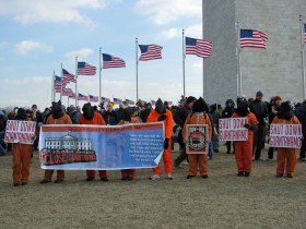 Protest ws. zamknięcia więzienia w Guantanamo w dzień zaprzysiężenia Baracka Obamy na prezydenta.