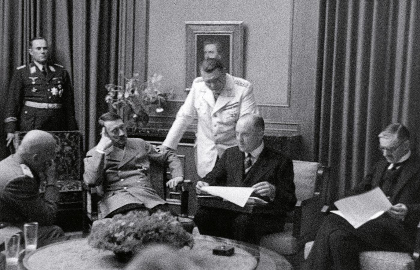 Negocjacje w Monachium w 1938 r. Od lewej: Benito Mussolini, Adolf Hitler, Hermann Göring (stoi), tłumacz Paul Otto Schmidt i Neville Chamberlain.