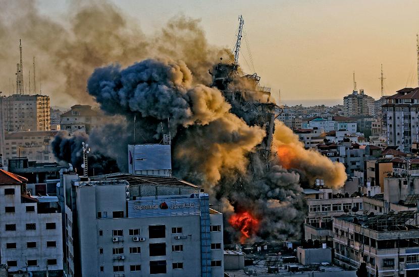 Nalot na Gazę, płonie wieżowiec Asz-Szaruk.