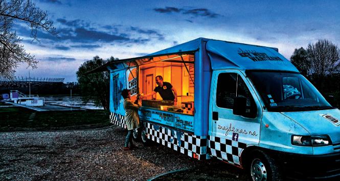 Współczesne wcielenie mobilnej jadłodajni: food truck Cheese Burger w Warszawie.
