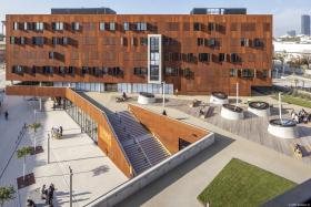 Na kampusie może pracować jednocześnie trzy tysiące studentów, trzy razy więcej niż w dotychczasowej siedzibie uczelni. Znajdują się tu stołówki, restauracje, kawiarnie oraz sklepy. Wszystkie obiekty doskonale wkomponowują się w architekturę kampusu.