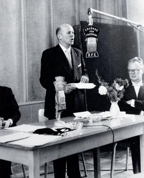 Jan Nowak-Jeziorański przed mikrofonem Radia Wolna Europa, 1959 r.