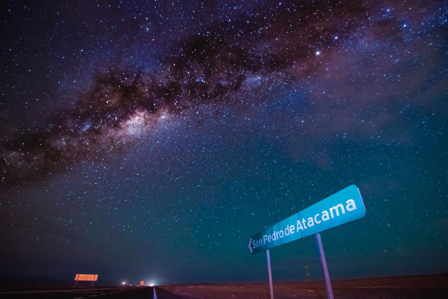 Niebo nad San Pedro de Atacama, miastem położonym blisko granicy Chile z Boliwią. 50 km stąd znajduje się obserwatorium ALMA.