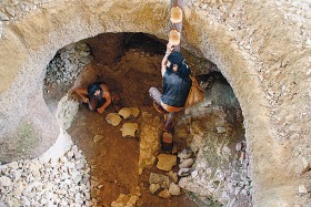 Krzemionki koło Ostrowca Świętokrzyskiego, rekonstrukcja szybu w kopalni krzemienia pasiastego z epoki neolitu