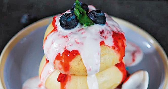 Wegańskie pampuchy z truskawkowym tofurożkiem